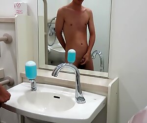 Japansk fyr naken og erter i offentlig toalett