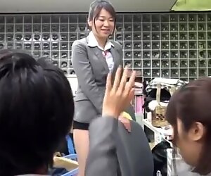 Asiatisk i for kort skjørt ! selv andre jenter er famlende hennes rompe på jobben!