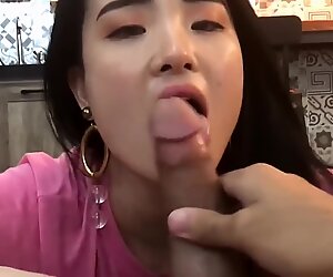 Ázijčanky milé dievča jazyk práca veľmi sexi
