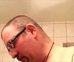 Deutsche Oma rasiert sich fur den Klempner