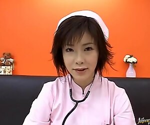 Kasumi Uehara si pochutnáva, kým sa jej šťavnaté pička vyprstoval