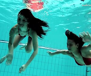 Dos bellezas calientes de rusia en checas piscina